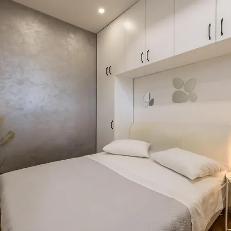 Twins Apartment *